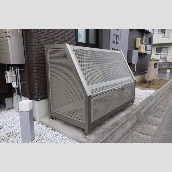 現地周辺 (共用ゴミ置き場)