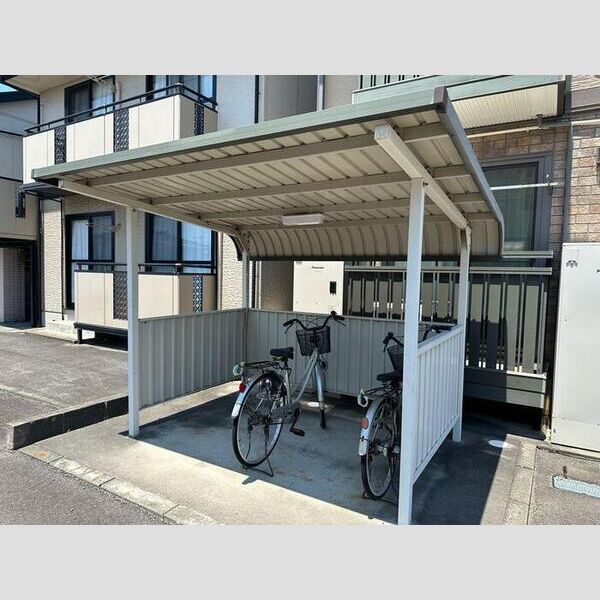 現地周辺 (駐輪場)