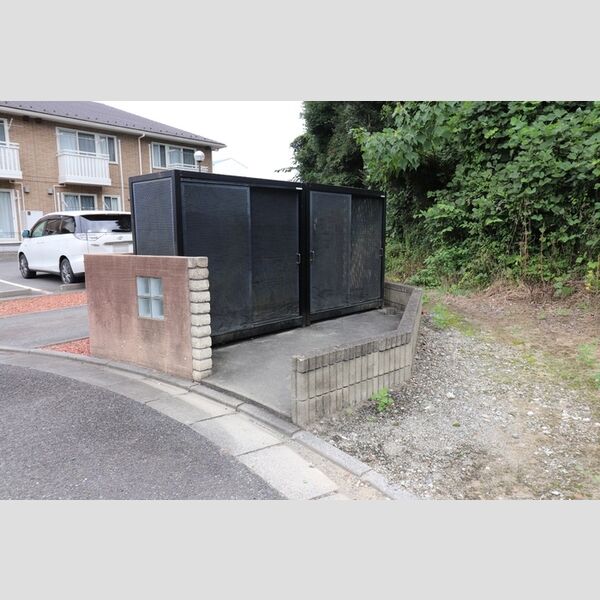 現地周辺 (共用ゴミ置き場)