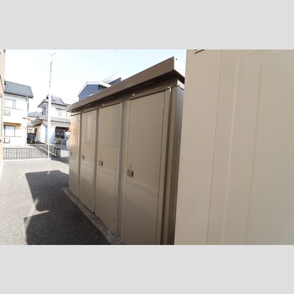 現地周辺 (物置　各世帯1つ付)