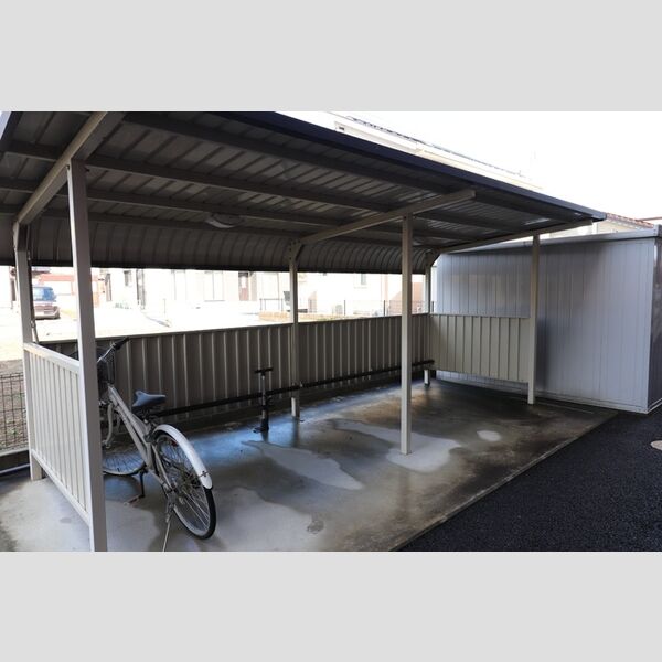 現地周辺 (共用駐輪場)