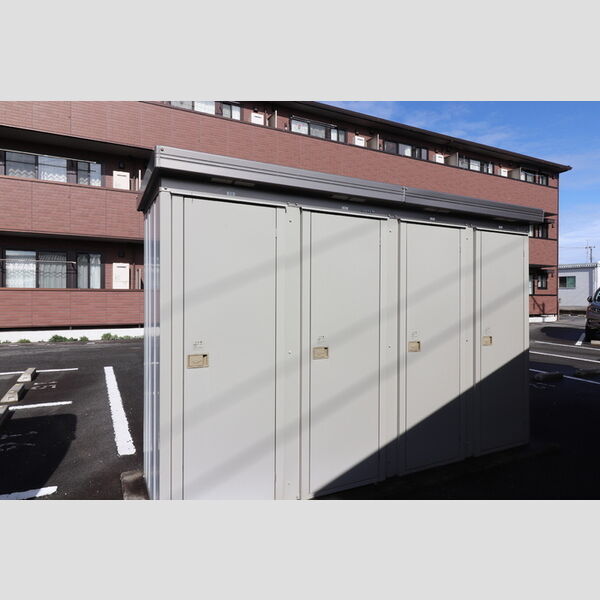 現地周辺 (物置　各世帯1つ付き)