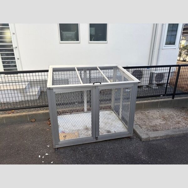 現地周辺 (敷地内ゴミ置場)