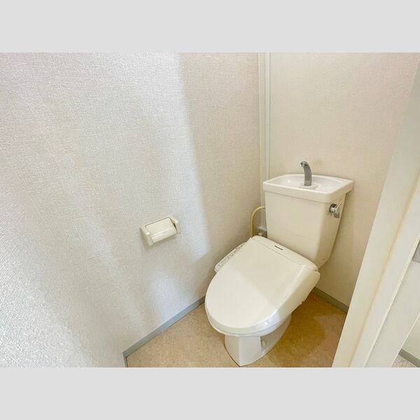 トイレ (トイレ)