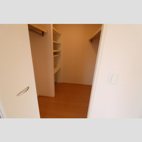 収納 (洋室にはウォークインクローゼット)