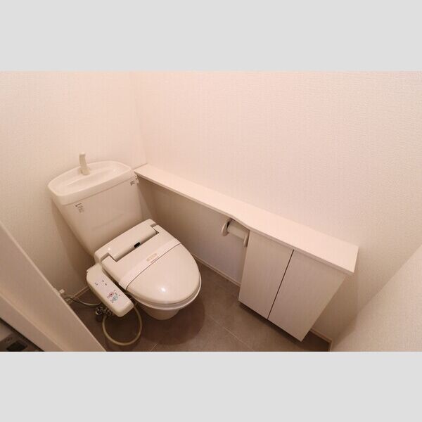 トイレ (温水洗浄暖房便座付きトイレ)