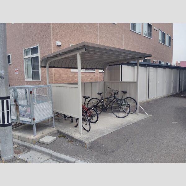 現地周辺 (自転車置き場)