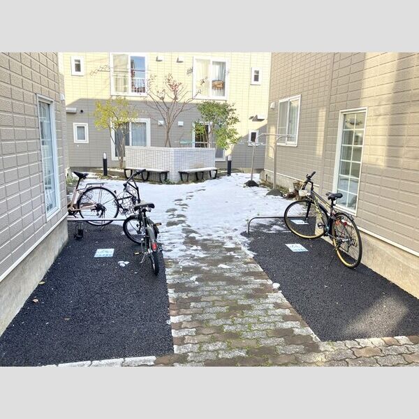 現地周辺 (自転車置き場)