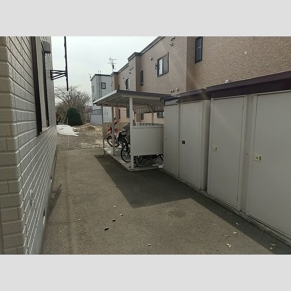 現地周辺 (自転車置場)