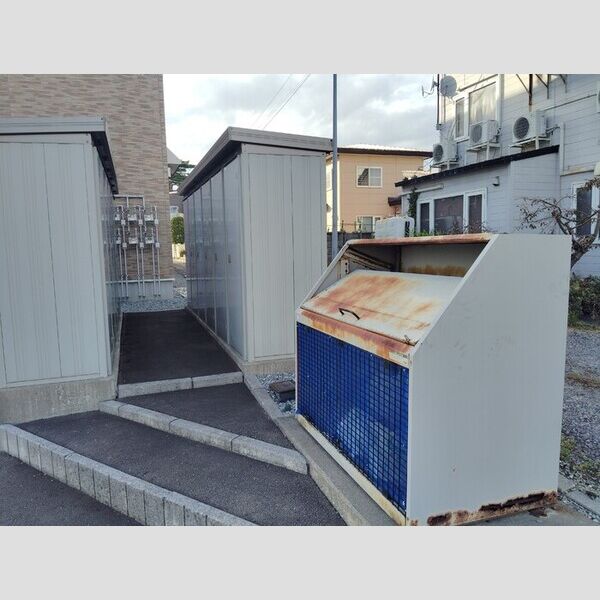 現地周辺 (物置、ゴミ置き場)