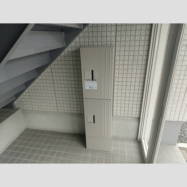 現地周辺 (両階段に共用の宅配ボックスあり)