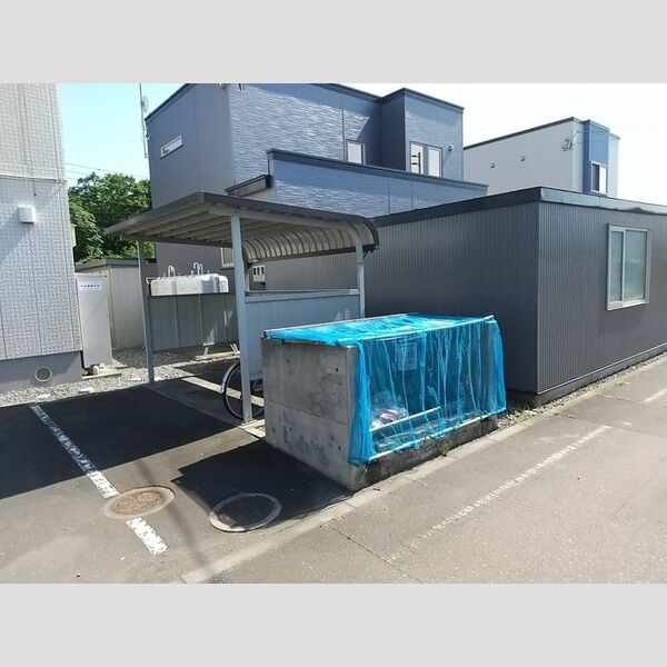 駐車場 (ごみ置き場、自転車置き場、物置)