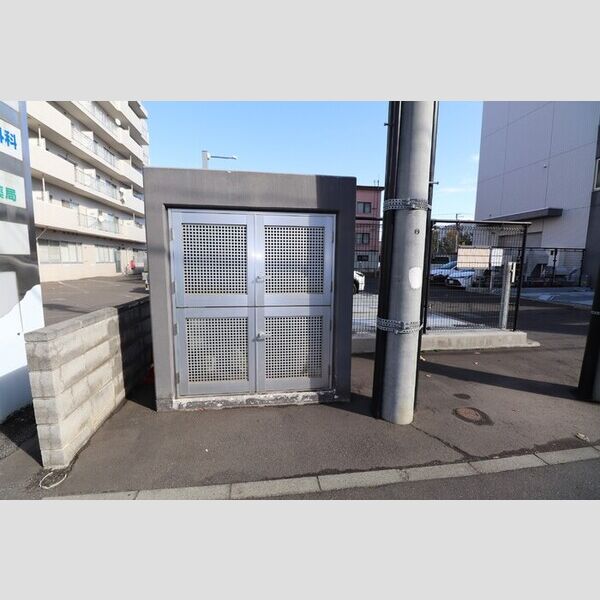 現地周辺 (ゴミ庫)