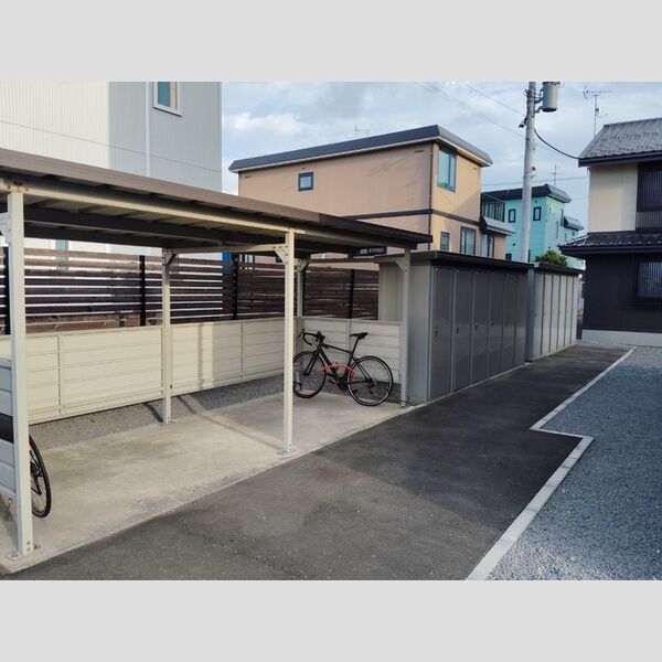 現地周辺 (自転車置き場)