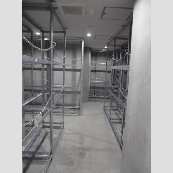 現地周辺 (タイヤ収納スペース)