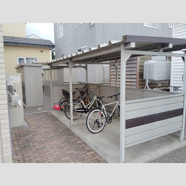 現地周辺 (自転車置き場、物置)