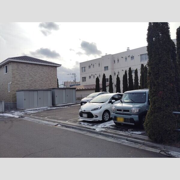 駐車場 (建物西側駐車場)