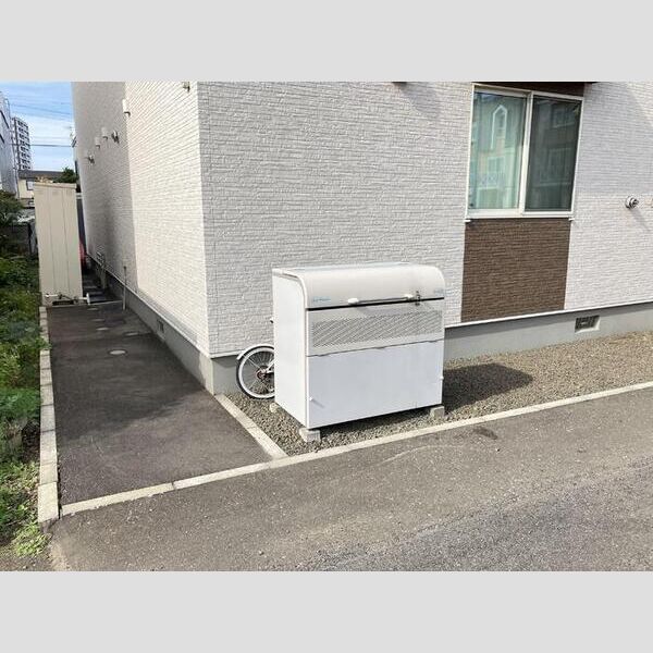 現地周辺 (専用ゴミ置き場)