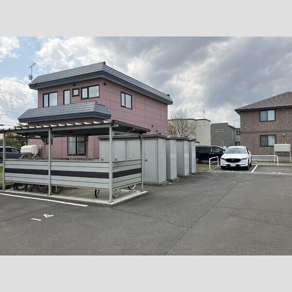 現地周辺 (自転車置き場、物置)