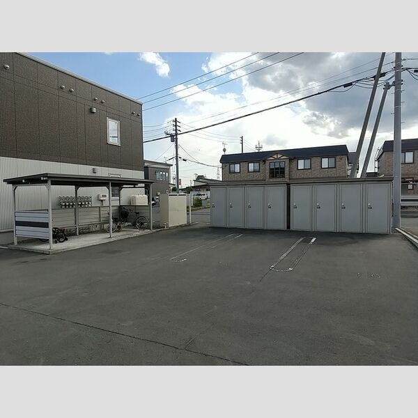 現地周辺 (自転車置き場、物置)