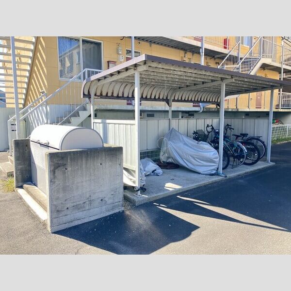 現地周辺 (ごみ置き場、自転車置き場)
