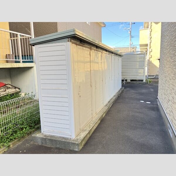 現地周辺 (1・2号室側物置)