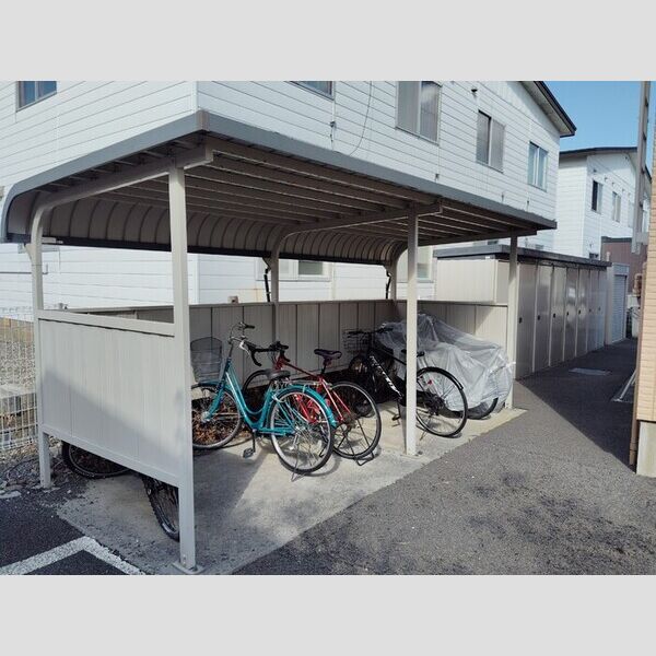 現地周辺 (自転車置き場)