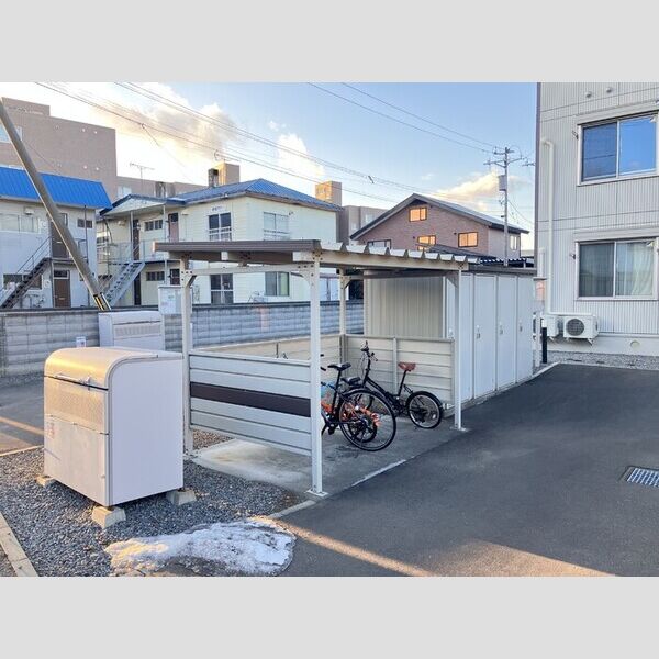 現地周辺 (自転車置き場、ゴミ置き場、物置)