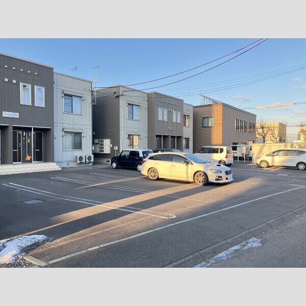 駐車場 (各戸縦列にて2台分駐車可能)