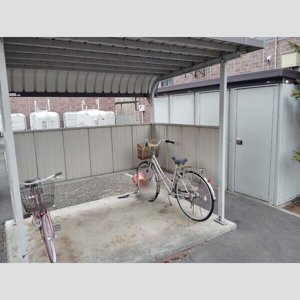 現地周辺 (自転車置き場、物置)