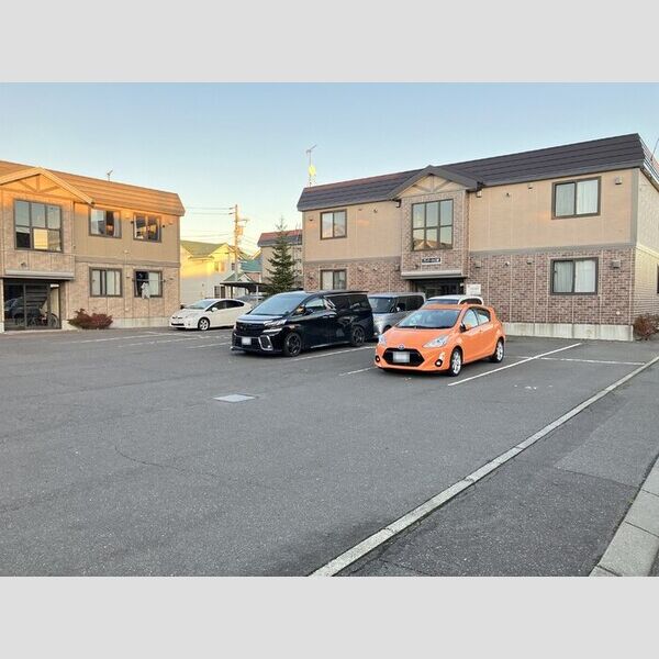 駐車場 (縦列にて2台づつ駐車可能)
