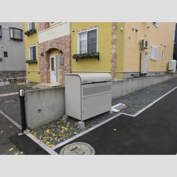 現地周辺 (敷地内ゴミ置き場)