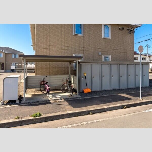 現地周辺 (自転車置き場、物置)
