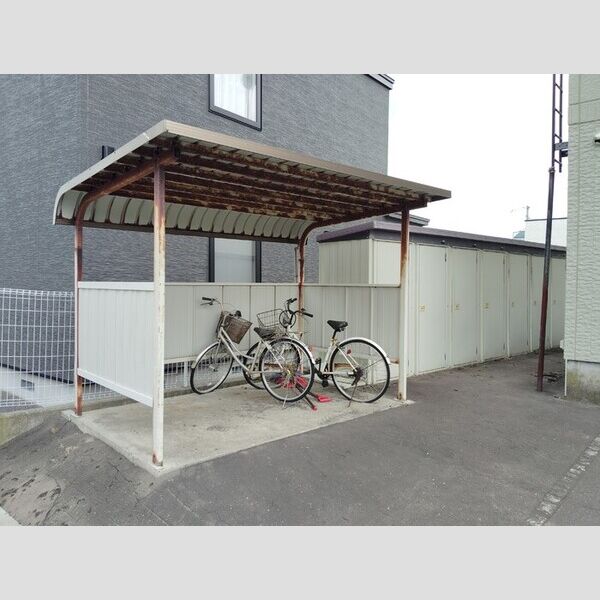 現地周辺 (自転車置き場、物置)