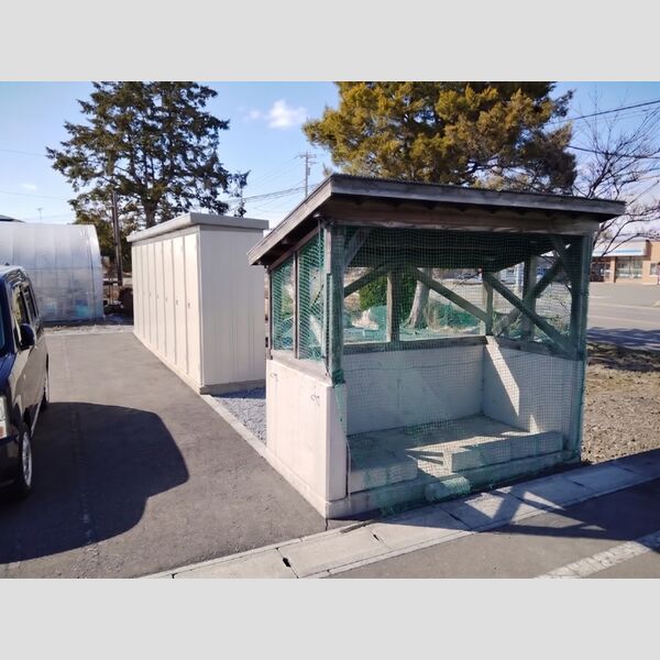 現地周辺 (ゴミ置き場、物置)