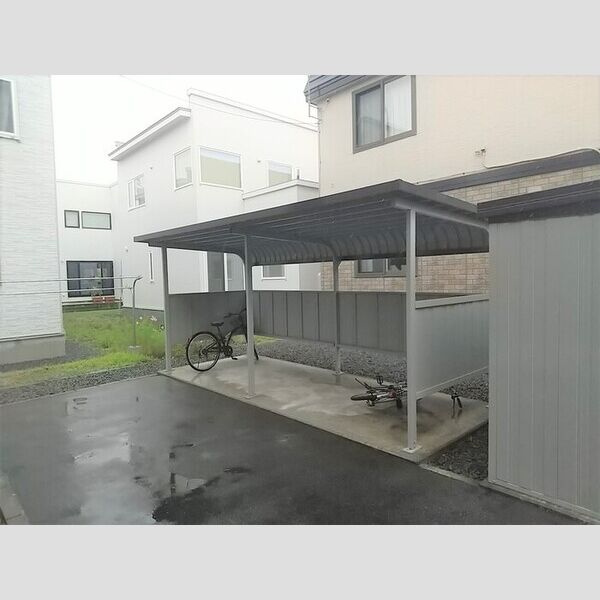 現地周辺 (自転車置き場)