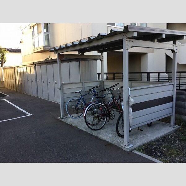 現地周辺 (駐輪場)