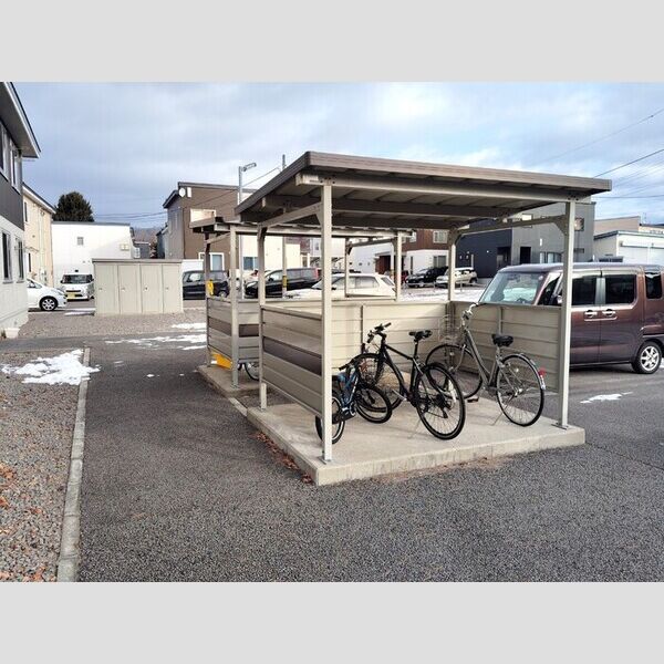 現地周辺 (自転車置き場、物置)