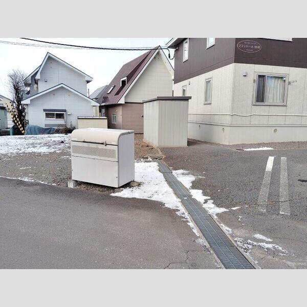 現地周辺 (ゴミ置き場、物置)