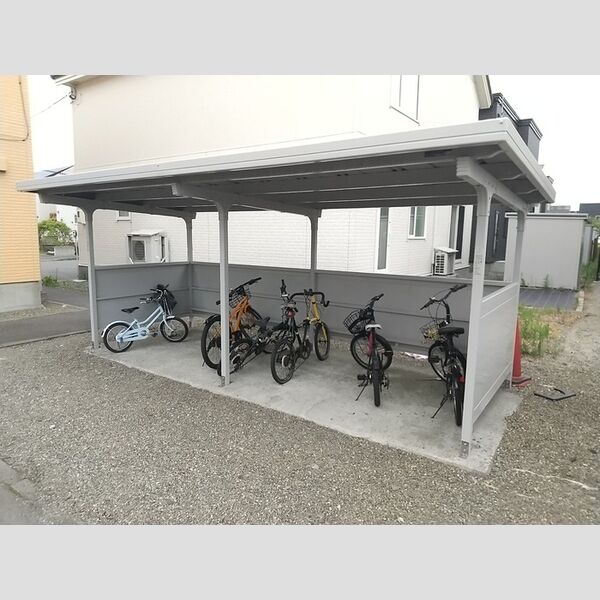 現地周辺 (屋根付き自転車置き場)