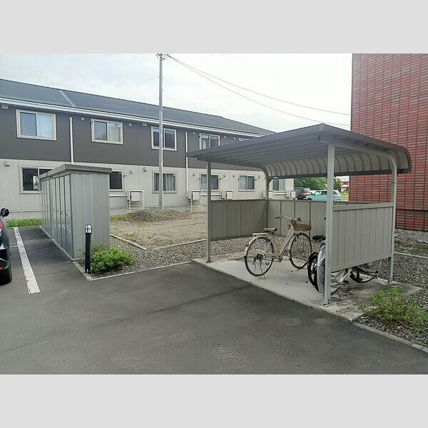 現地周辺 (自転車置き場、物置)