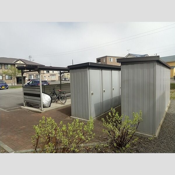 現地周辺 (自転車置き場、物置)