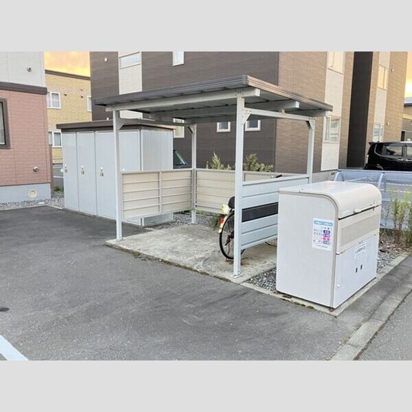 現地周辺 (物置、自転車置き場、ごみ置き場)