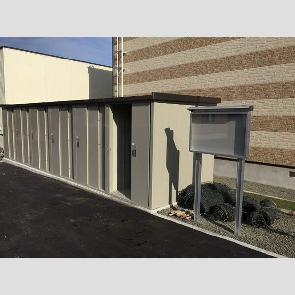現地周辺 (物置・掲示板)