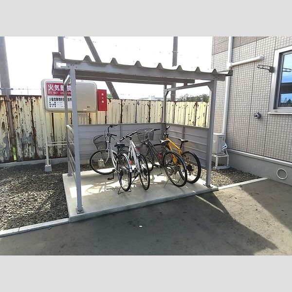 現地周辺 (自転車置き場2)