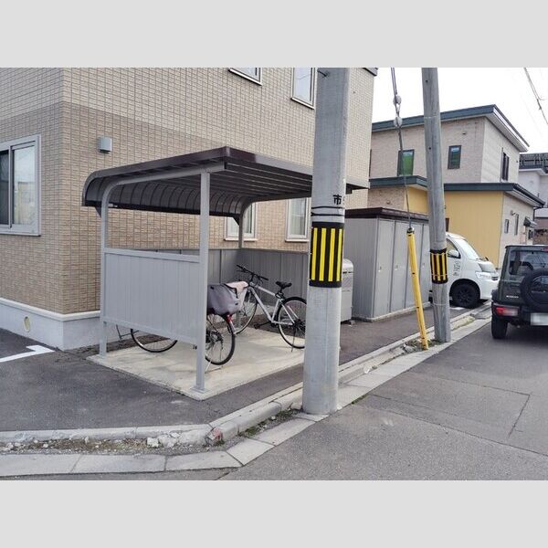 現地周辺 (自転車置き場、ゴミ置き場、物置)