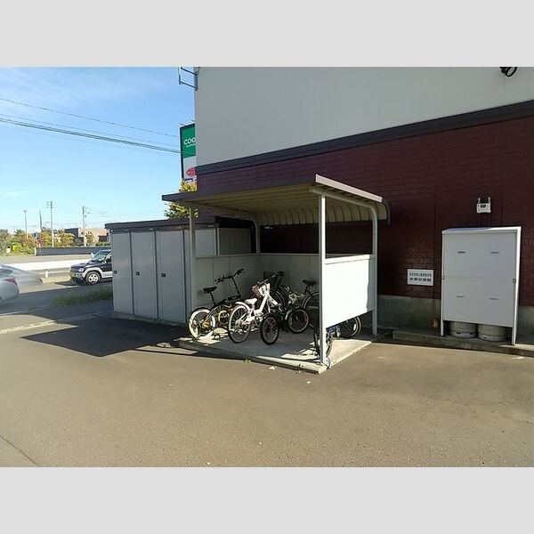 現地周辺 (自転車置き場、物置)