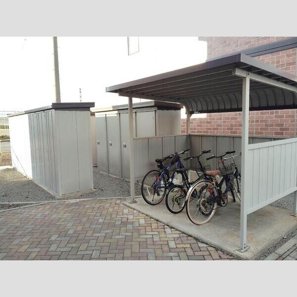 現地周辺 (自転車置き場、物置)