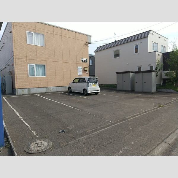 駐車場 (駐車場全4区画(それぞれ縦列で8台分駐車可能))