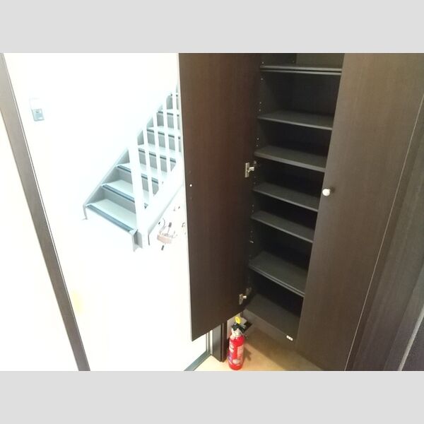 玄関 (トールタイプの下駄箱つき)